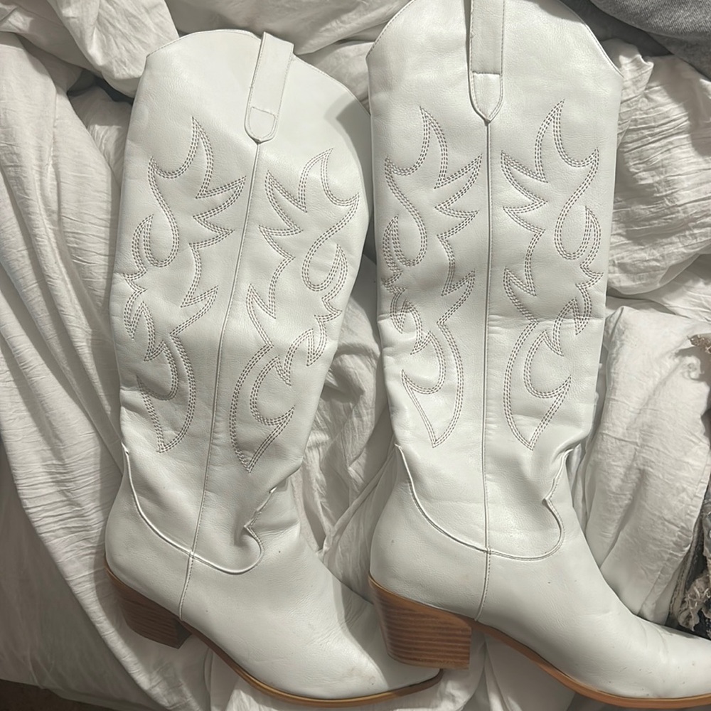 White cowboy boots🤍